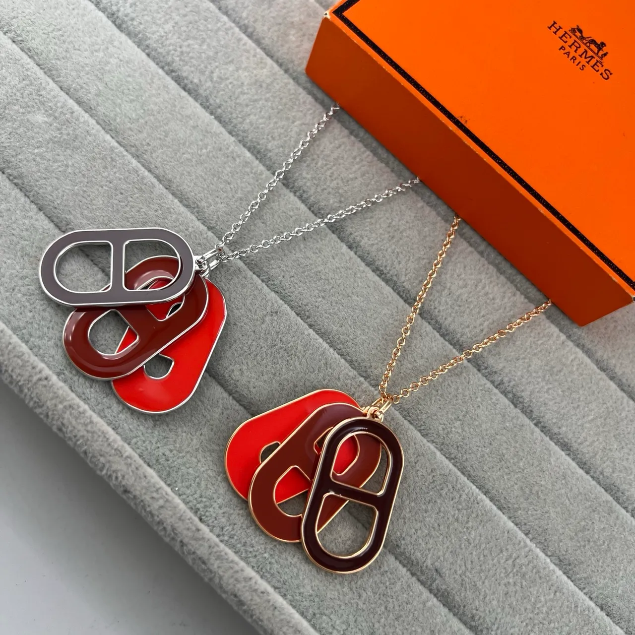 Hermès Red Brown Enamel Pendant Interlocking Oval Charms Necklace