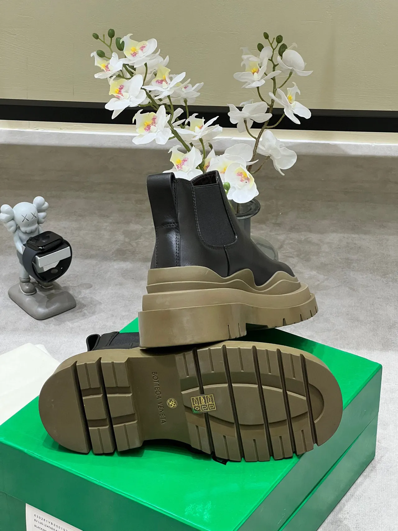 Bottega Veneta Le Cagole Black Leather Chelsea Boots