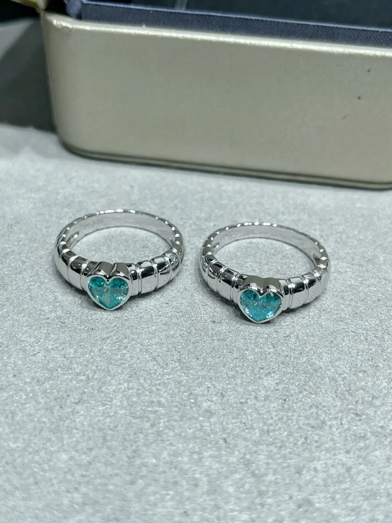 Silver Blue Heart-Shaped Stone Textured Ribbed Band Ring
