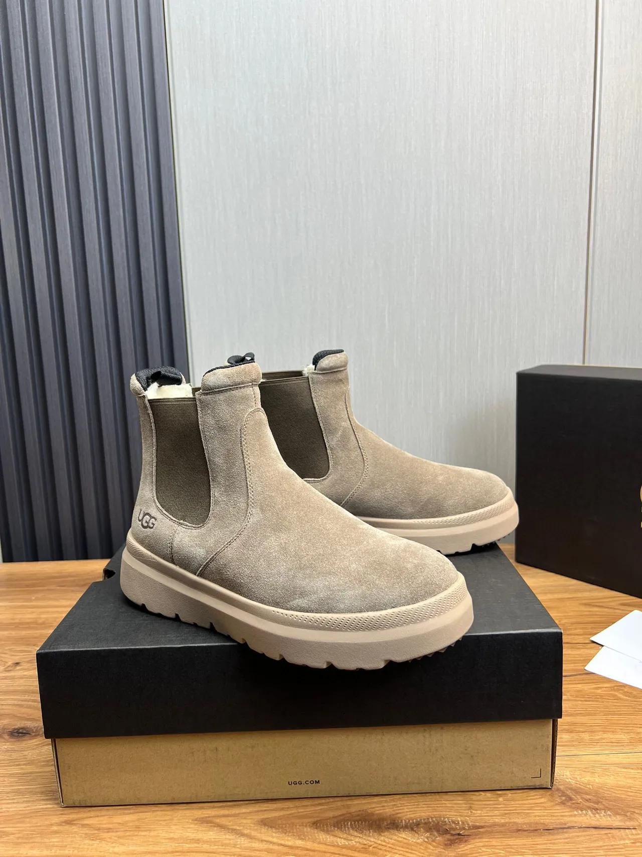 UGG Chelsea Boot Beige White Suede Upper Elastic Side Gussets Chelsea Boots