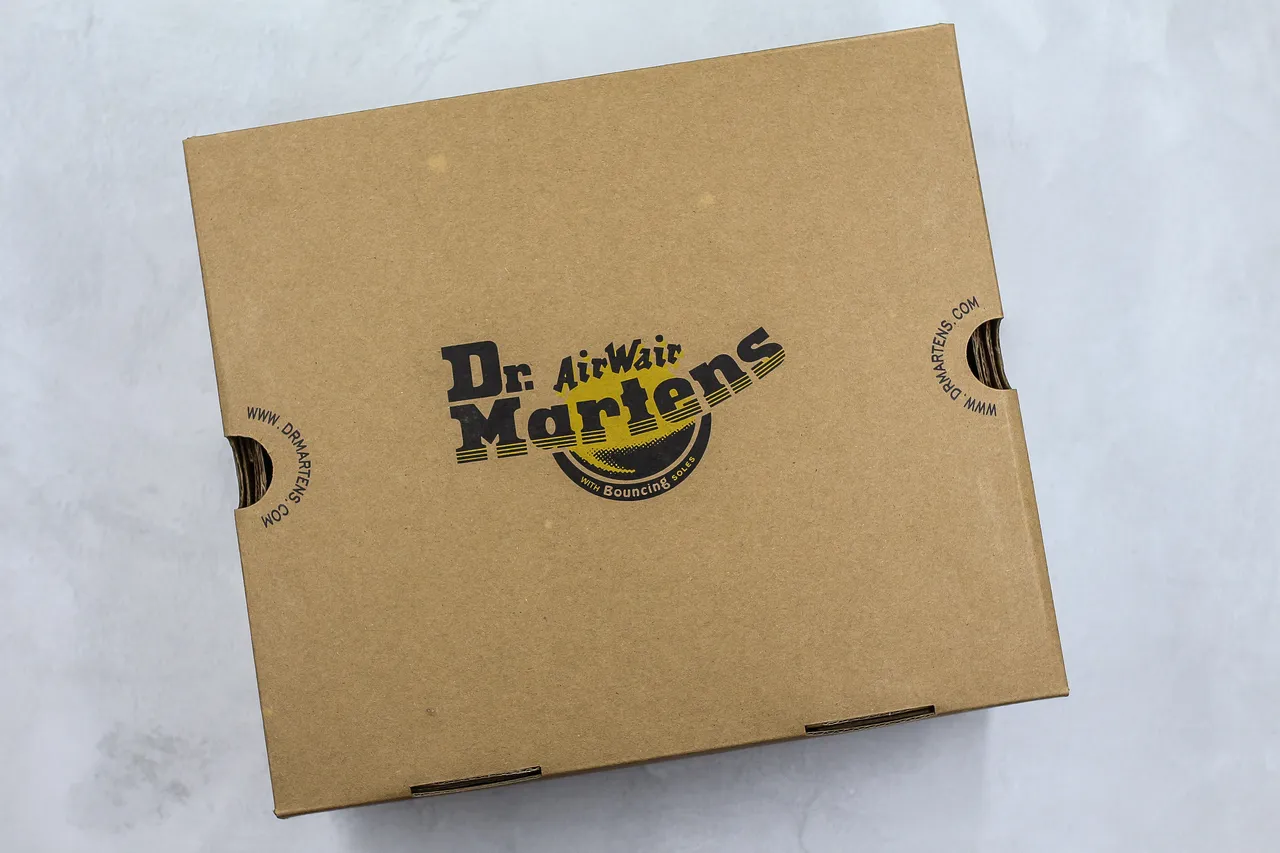 Dr. Martens Black Yellow Smooth Leather Elastic Side Gussets Chelsea Boots