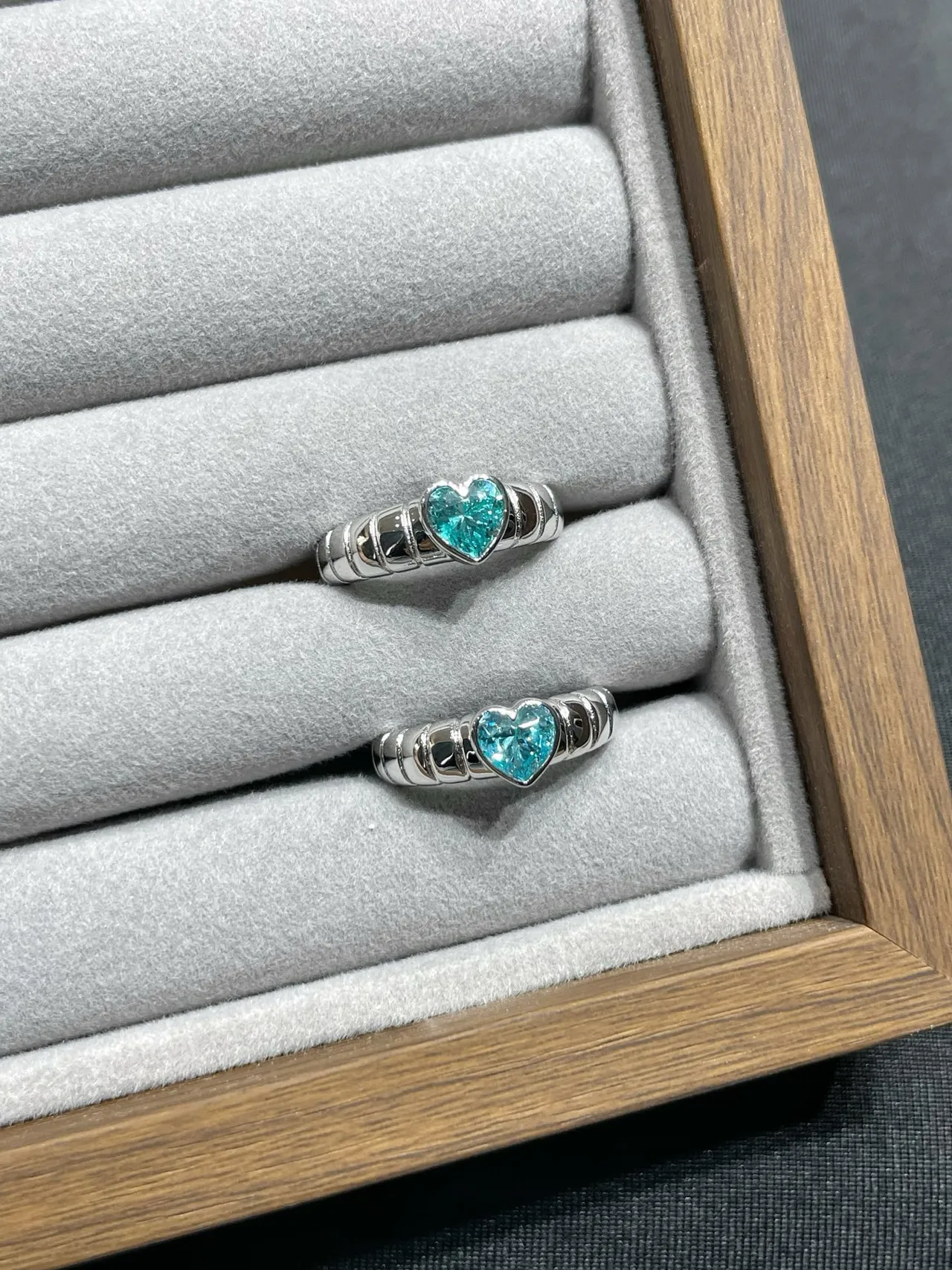 Silver Blue Heart-Shaped Stone Textured Ribbed Band Ring