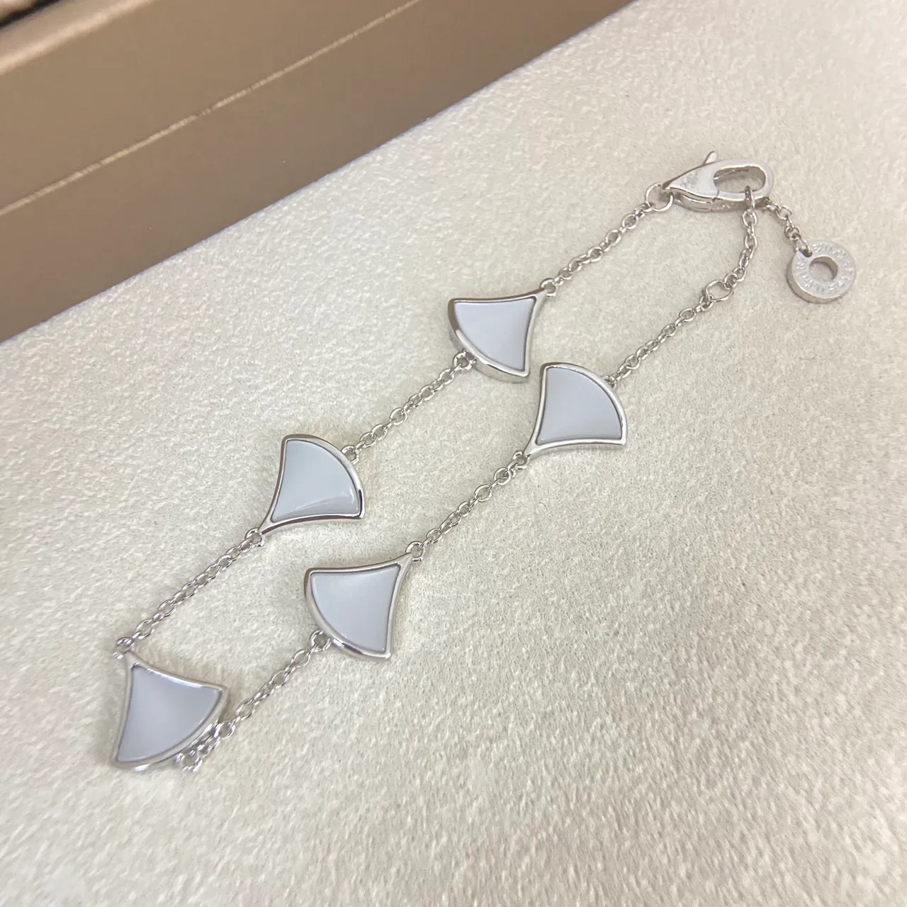 Bvlgari Divas’ Dream White Gold Fan-Shaped Pendants Mother-of-Pearl Inlay Bracelet