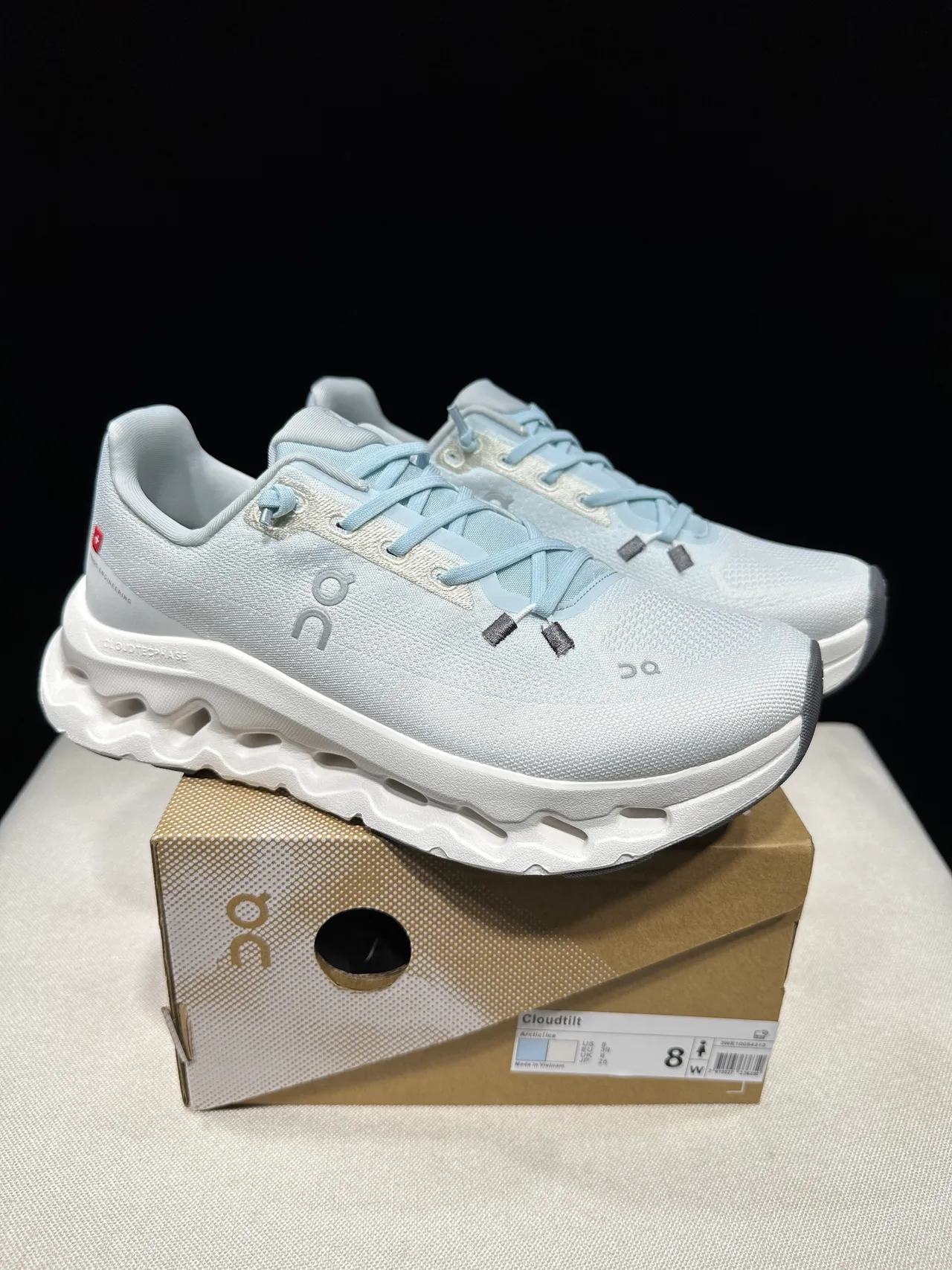 On Cloud White Blue Knit Upper Sculpted Hollow Midsole Running Shoes