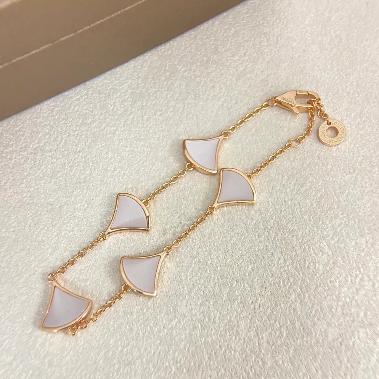 Bvlgari Divas’ Dream White Gold Fan-Shaped Pendants Mother-of-Pearl Inlay Bracelet