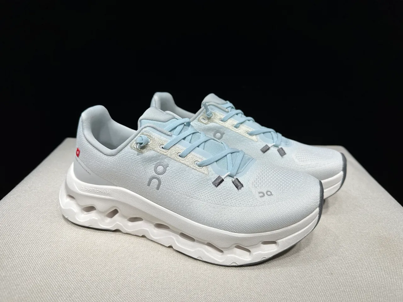 On Cloud White Blue Knit Upper Sculpted Hollow Midsole Running Shoes