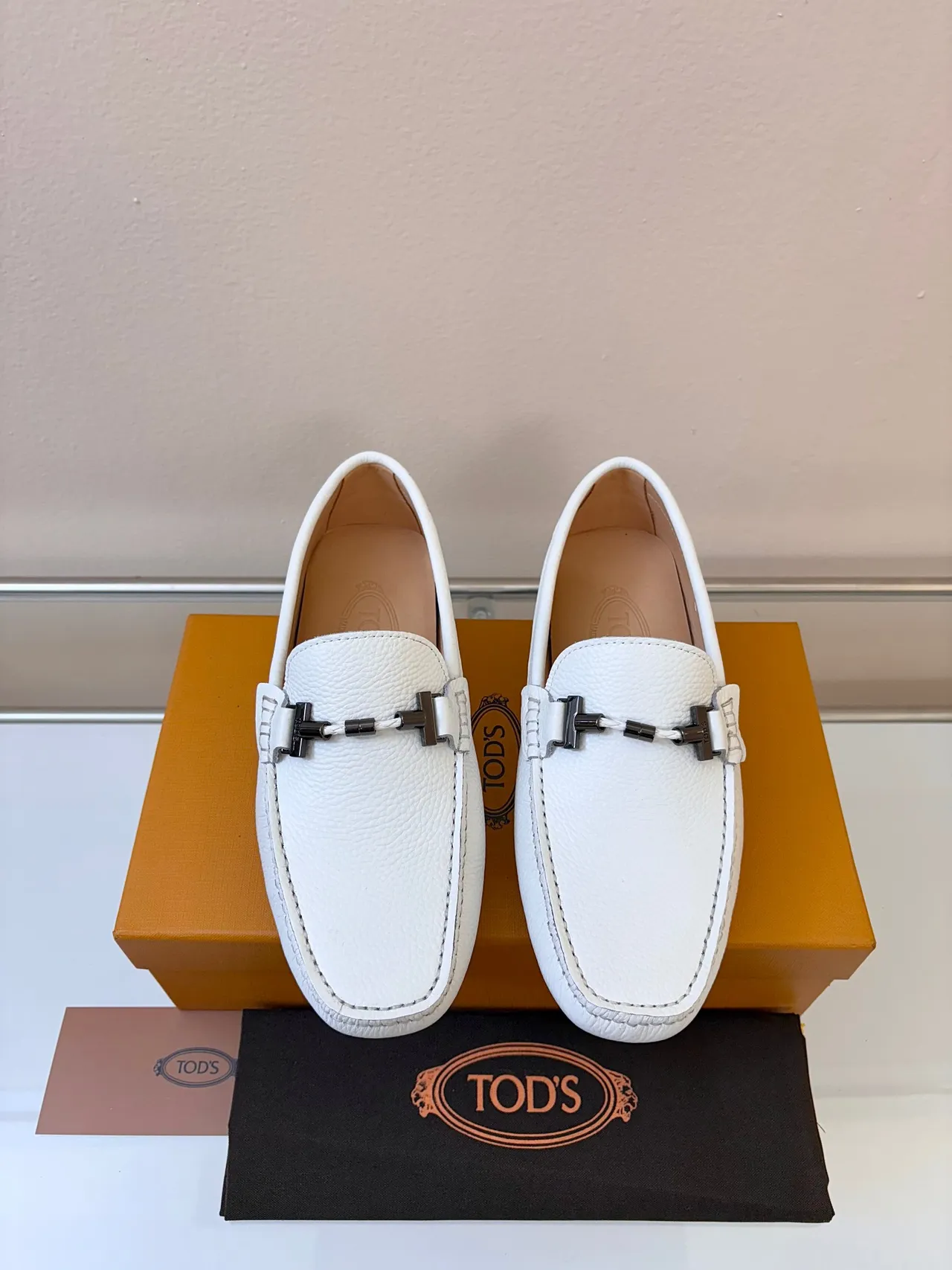 Tod's Gommino White Beige Pebbled Leather Horsebit Buckle Loafer