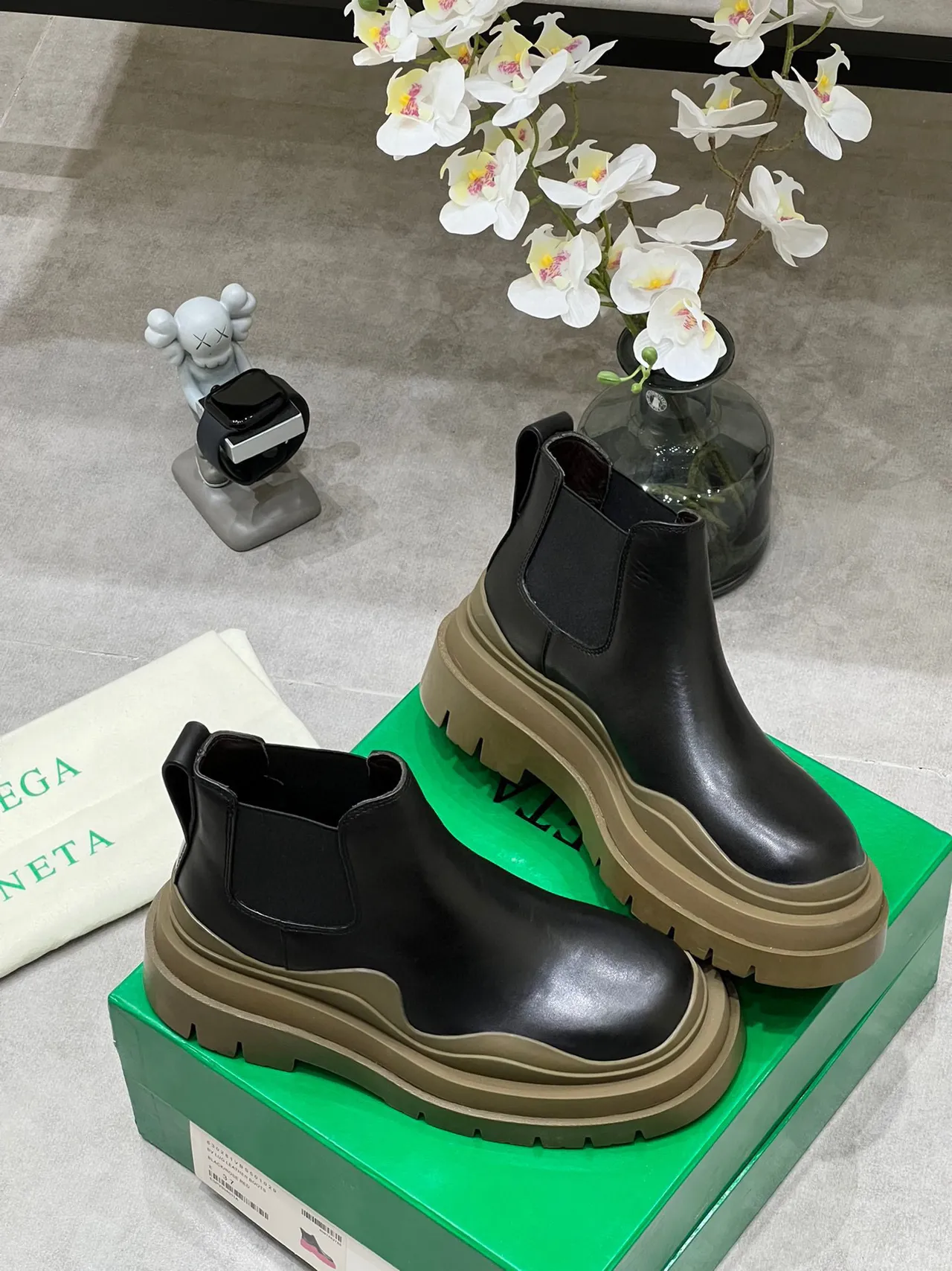 Bottega Veneta Le Cagole Black Leather Chelsea Boots