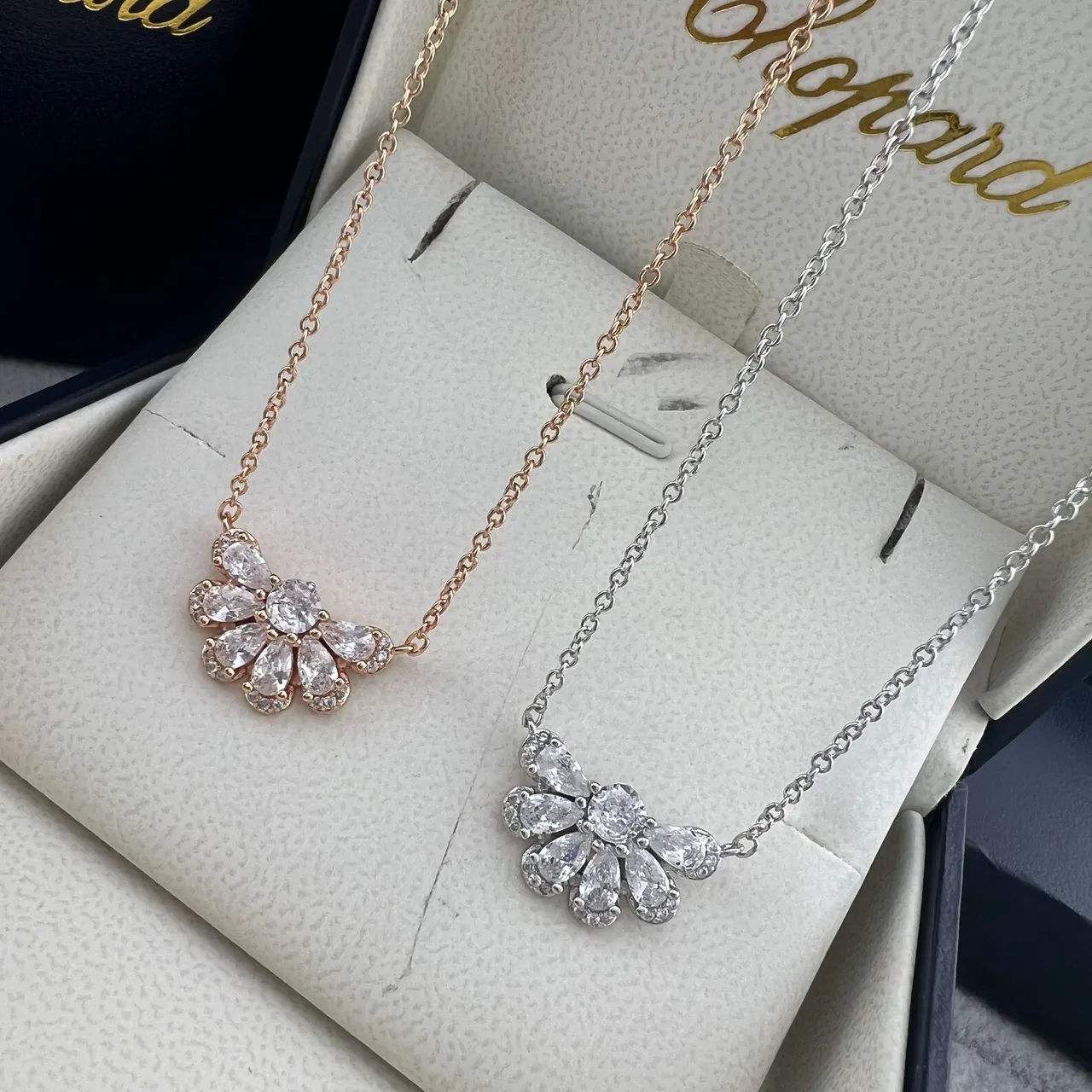 Chopard Gold Silver Floral Daisy Pendant Pear-Shaped And Round-Cut Stones Necklace