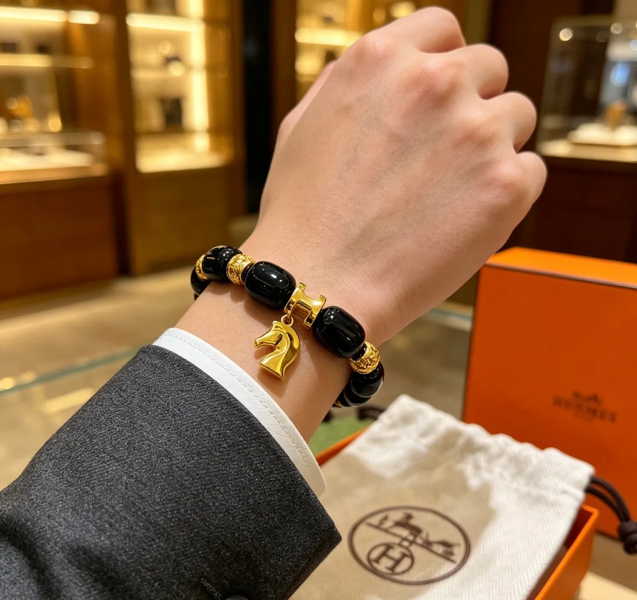 Hermès H and Horsehead Charm Black Gold Onyx-Style Beads Clasp Bracelet