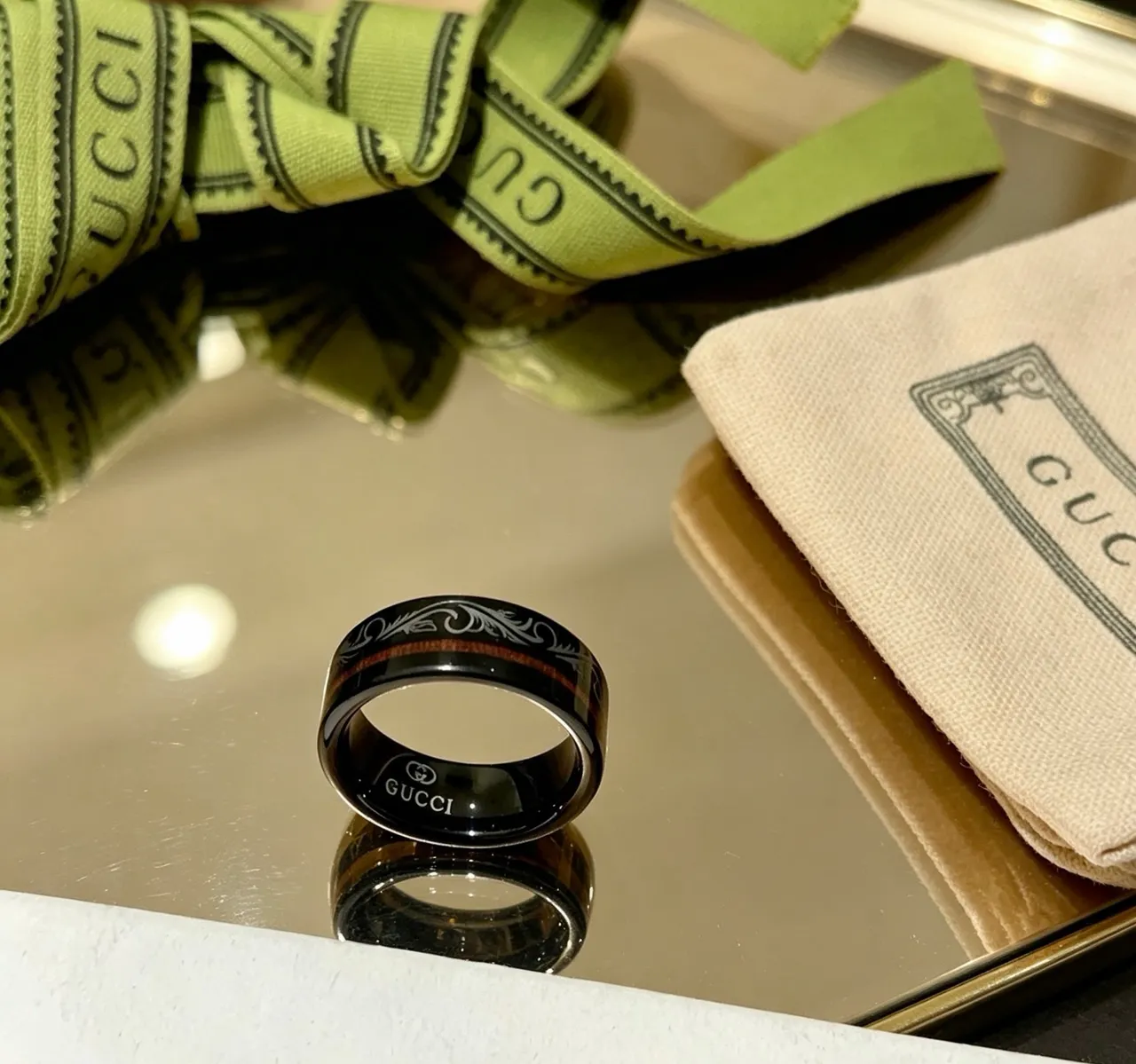 Gucci Black Brown Polished Band Floral Engraving Ring