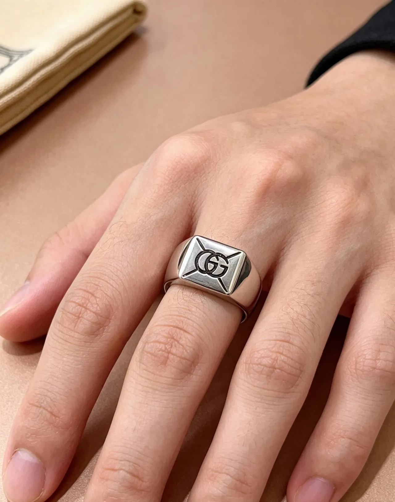 Gucci Screener Silver Black Square Signet Polished Ring
