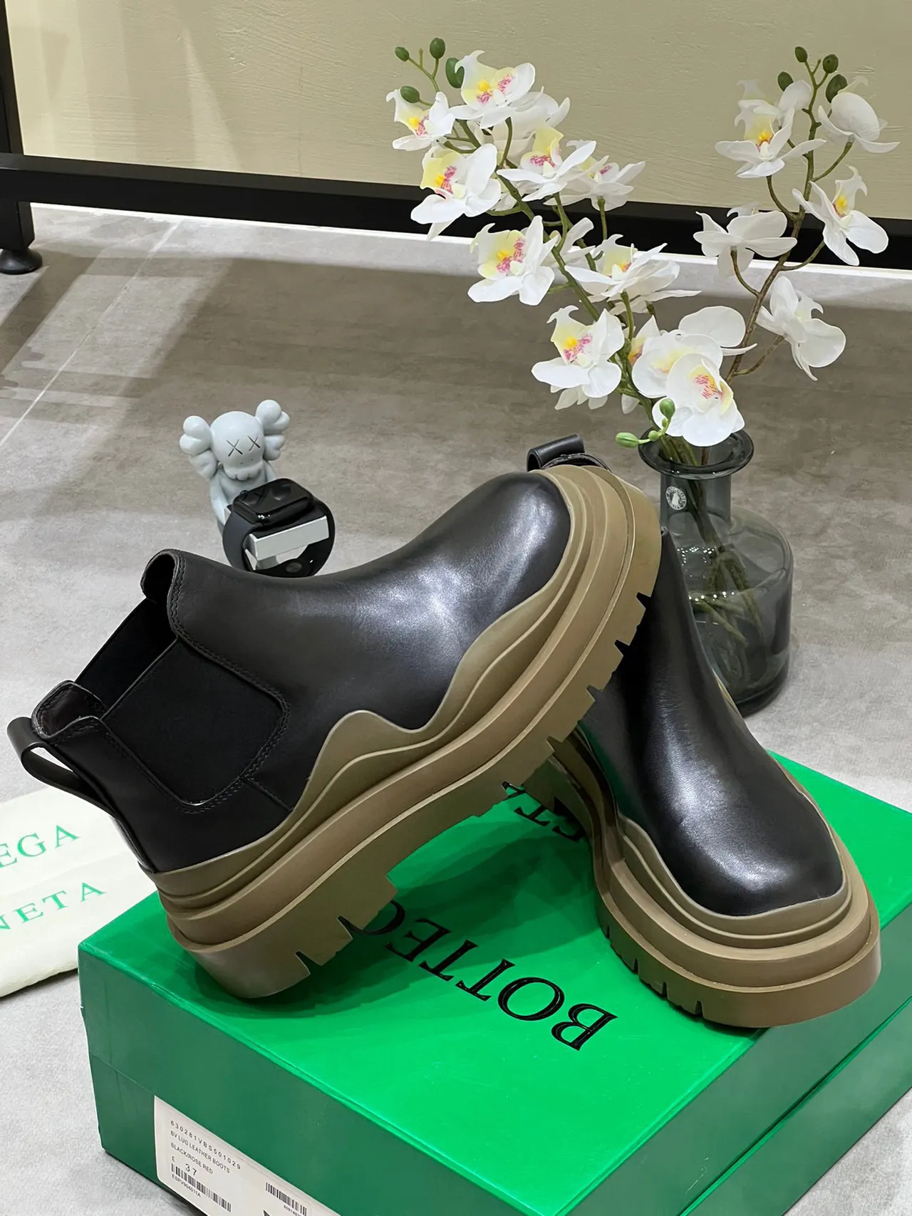 Bottega Veneta Le Cagole Black Leather Chelsea Boots