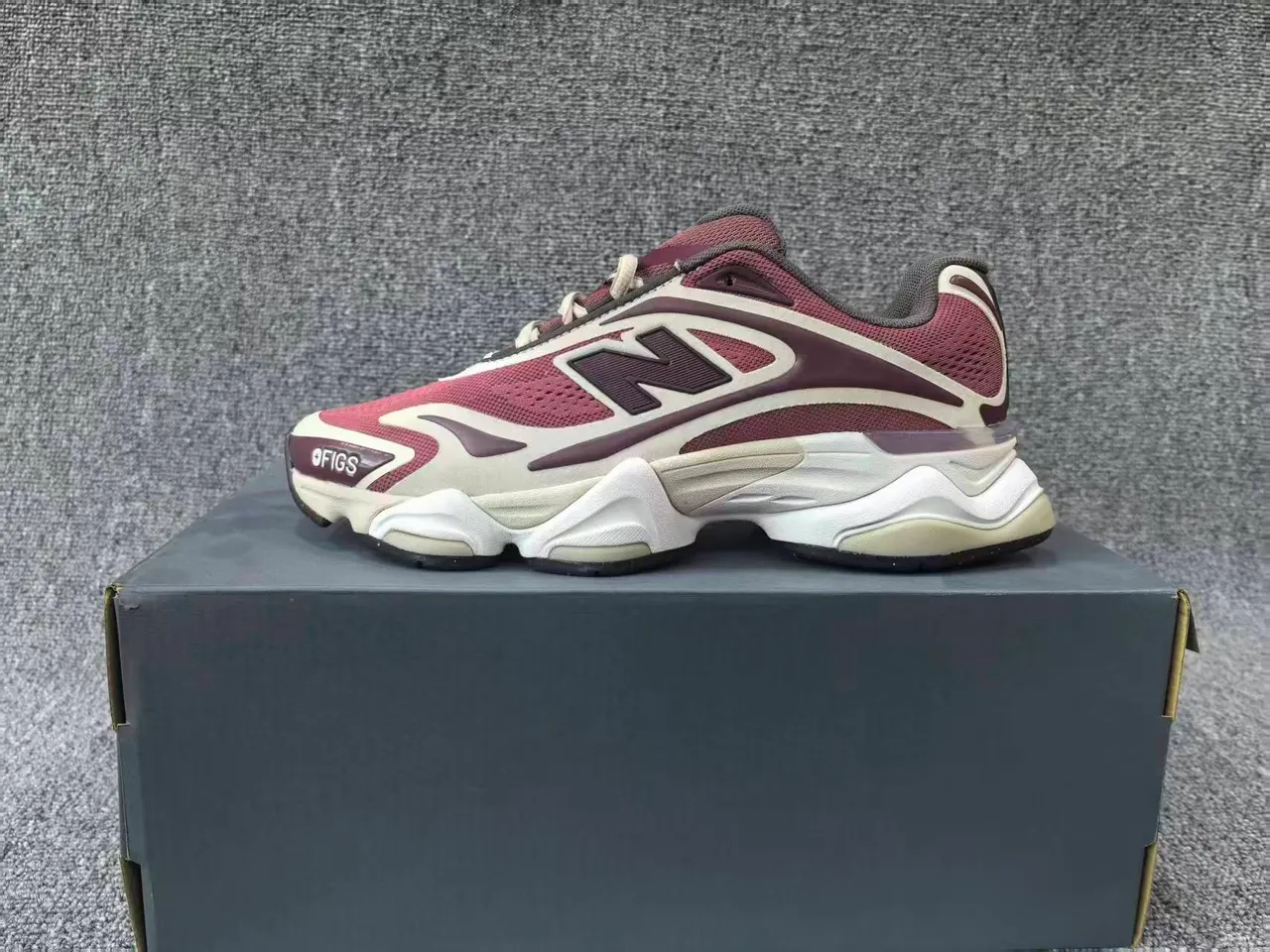 New Balance Burgundy Beige Sculpted Midsole Mesh And Synthetic Overlay Construction Chunky Sneakers