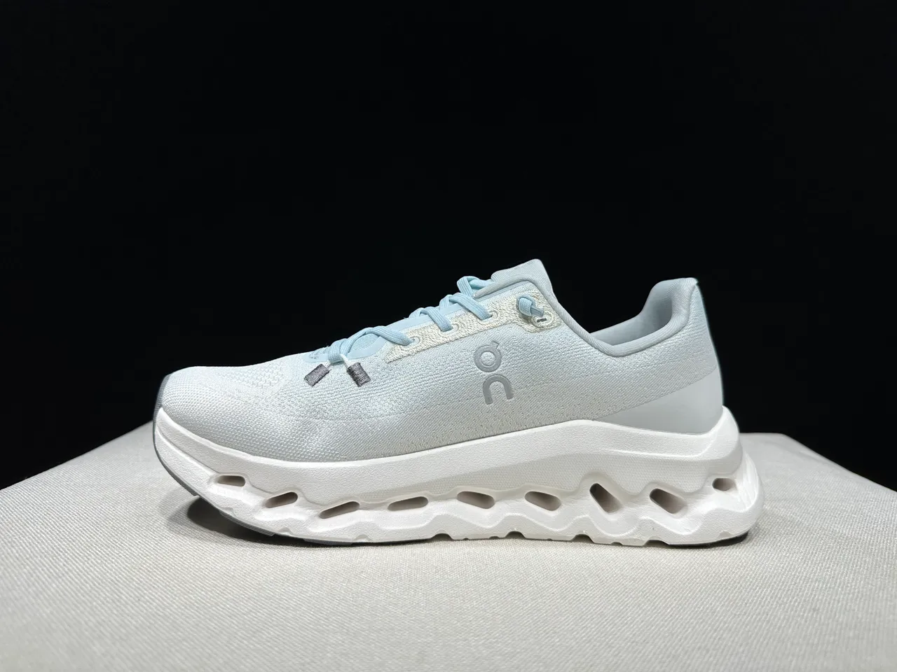On Cloud White Blue Knit Upper Sculpted Hollow Midsole Running Shoes
