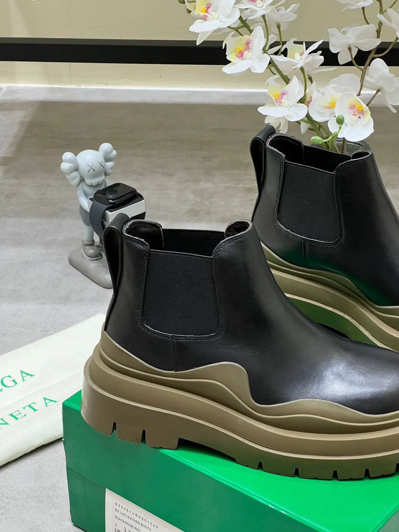 Bottega Veneta Le Cagole Black Leather Chelsea Boots