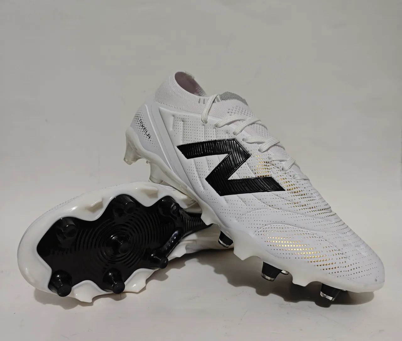 New Balance White Black Low-Cut Knit Upper Asymmetric Lacing System Firm-Ground Soccer Shoes