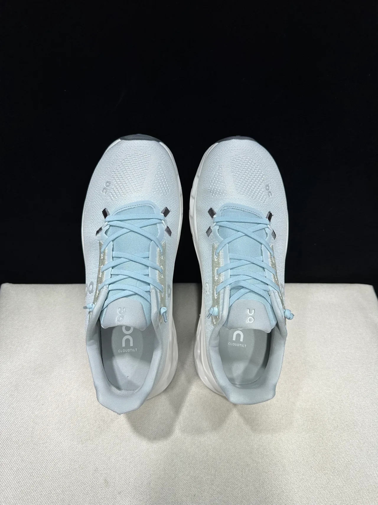 On Cloud White Blue Knit Upper Sculpted Hollow Midsole Running Shoes