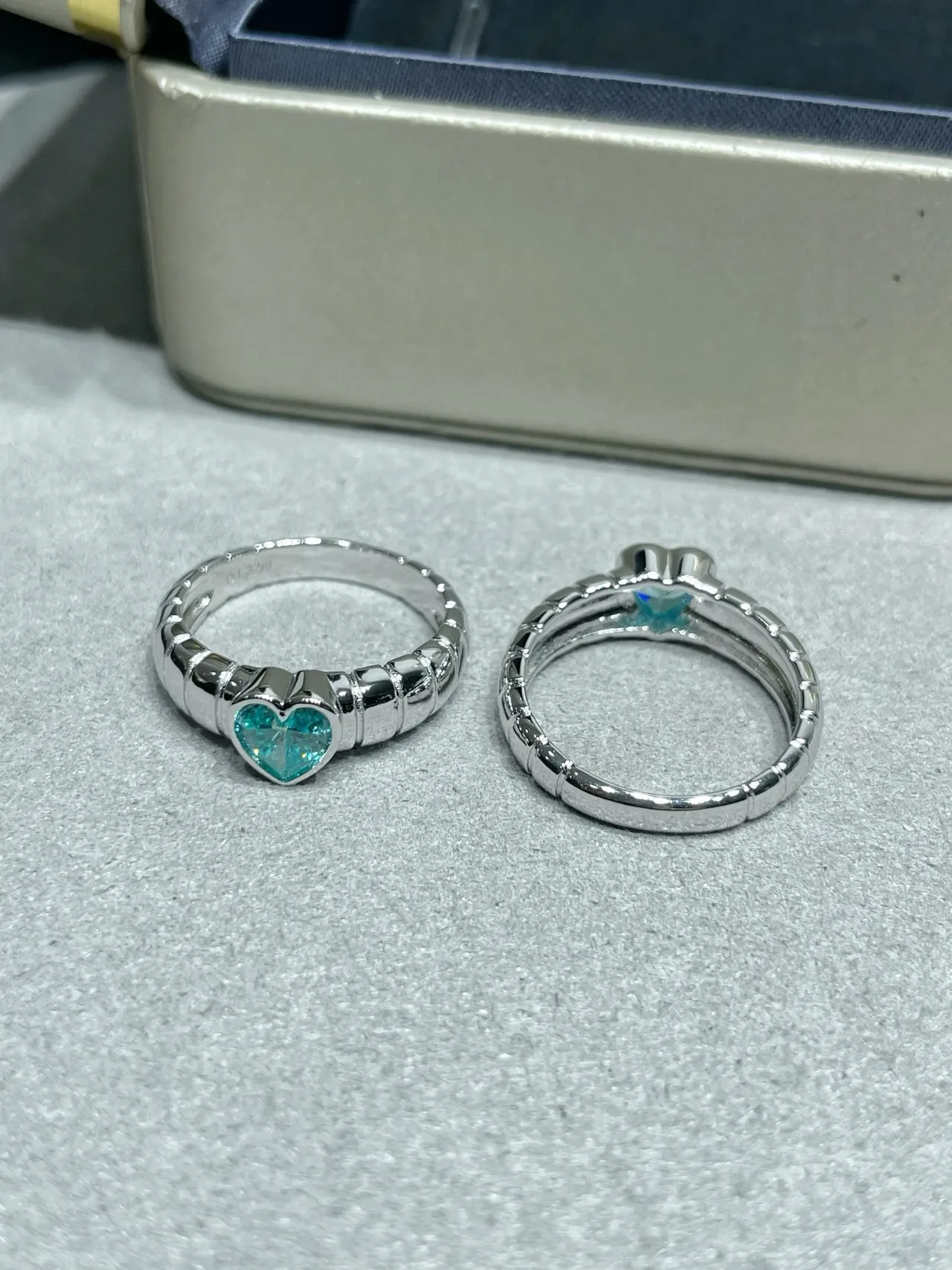 Silver Blue Heart-Shaped Stone Textured Ribbed Band Ring