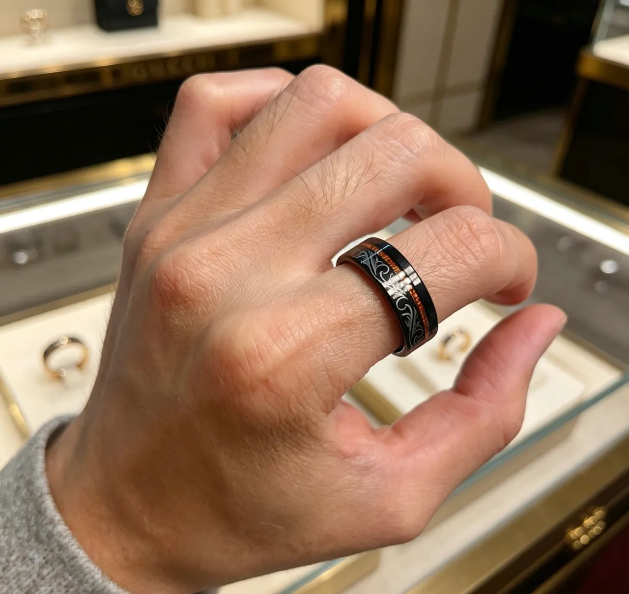 Gucci Black Brown Polished Band Floral Engraving Ring