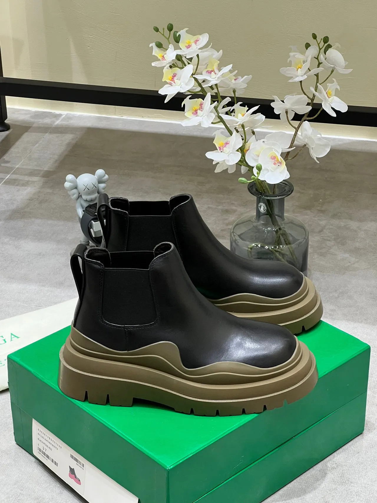 Bottega Veneta Le Cagole Black Leather Chelsea Boots