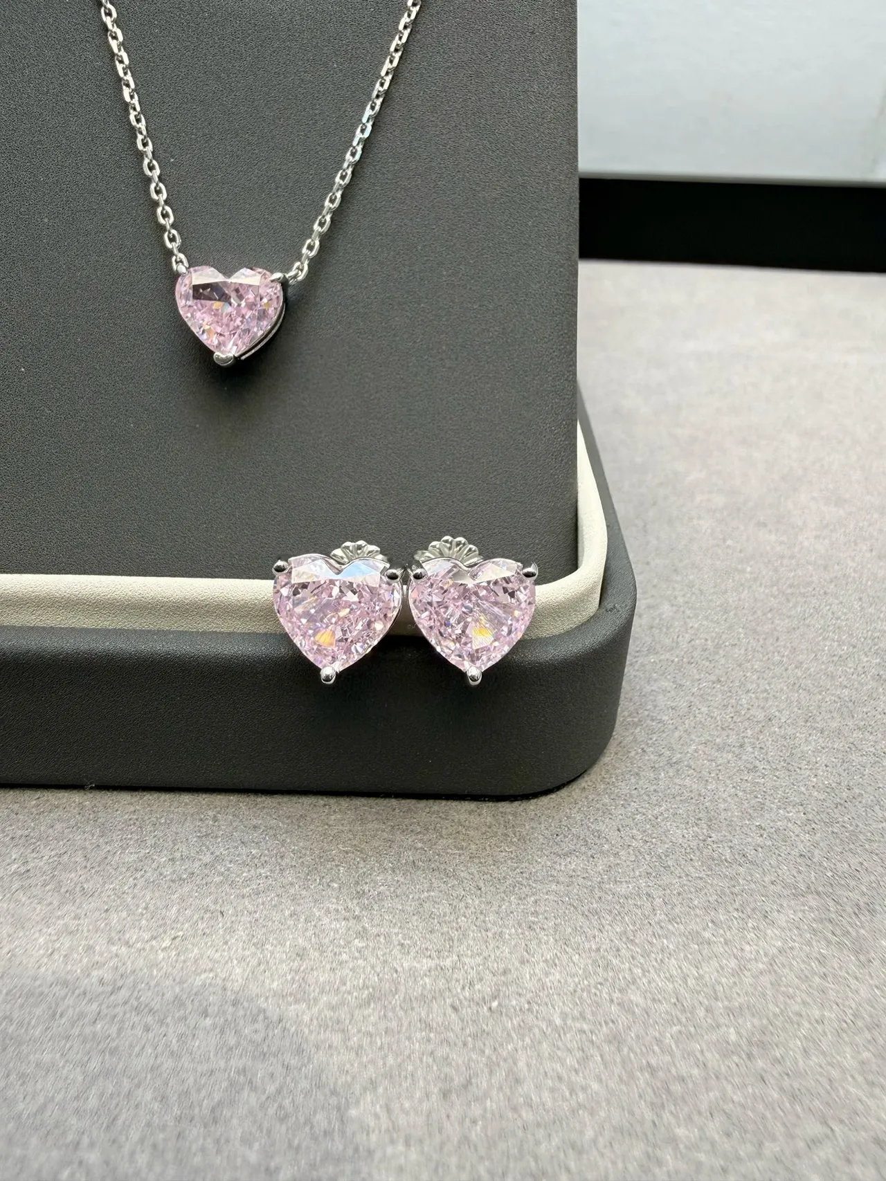 Yellow Silver Heart-Shaped Faceted Gemstone Necklace