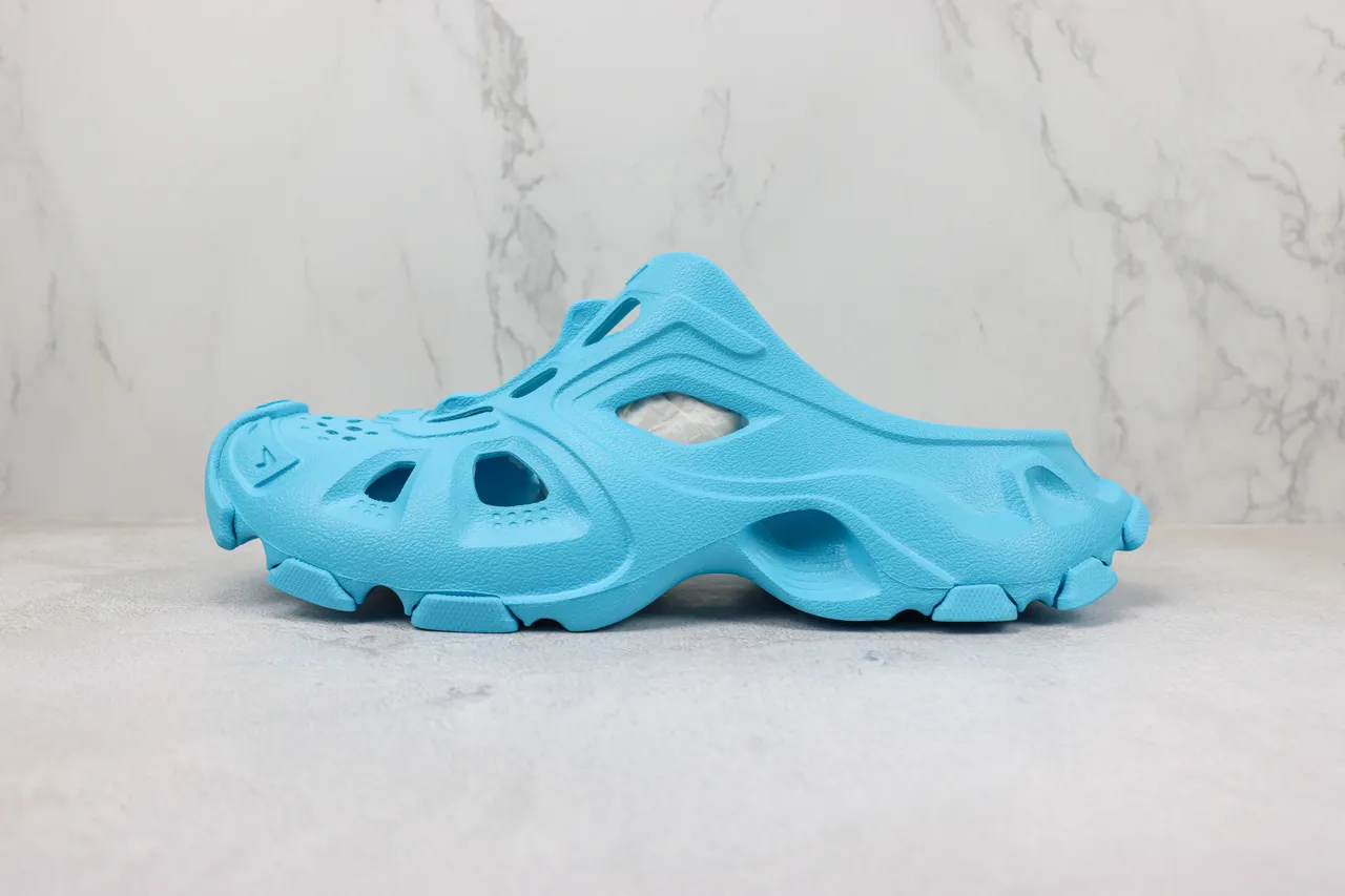 Crocs Classic Clog Light Blue Molded Foam Clog