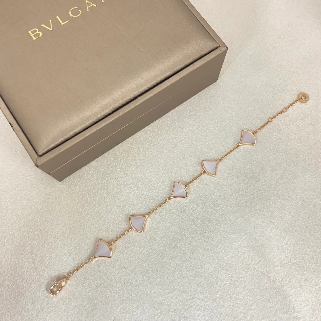 Bvlgari Divas’ Dream White Gold Fan-Shaped Pendants Mother-of-Pearl Inlay Bracelet