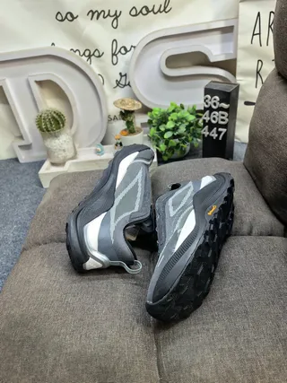 Salomon Gray Beige Mesh And Synthetic Overlay Upper Asymmetric Lacing System Running Shoes
