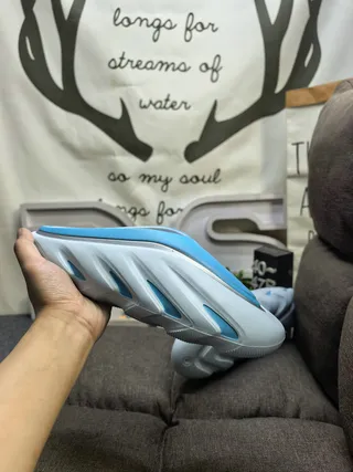 Light Gray and Blue Sculpted Foam Slip-On Slippers