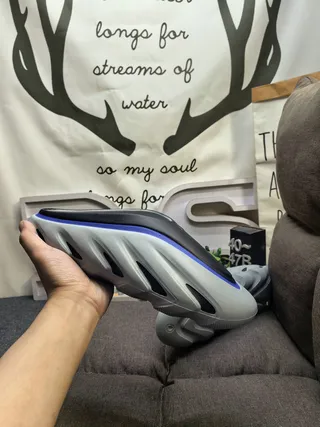 Light Gray and Blue Sculpted Foam Slip-On Slippers