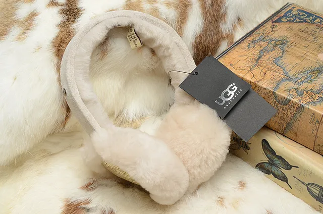 UGG Classic Black Beige Fur-Lined Shearling Interior Beanie