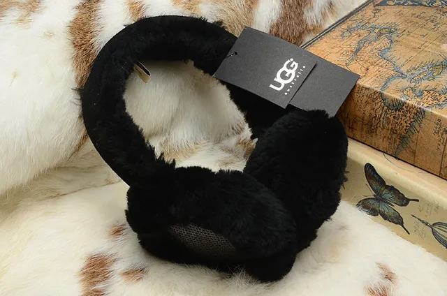 UGG Classic Black Beige Fur-Lined Shearling Interior Beanie