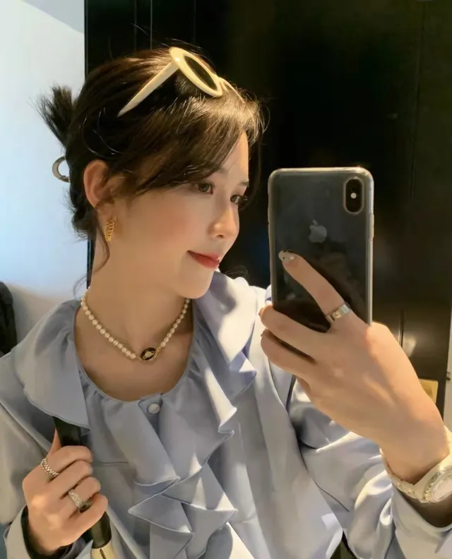 Vivienne Westwood Orb Pearl Necklace Beige Gold Strand Enamel Charm Necklace