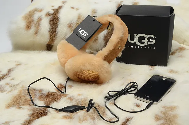 UGG Classic Black Beige Fur-Lined Shearling Interior Beanie