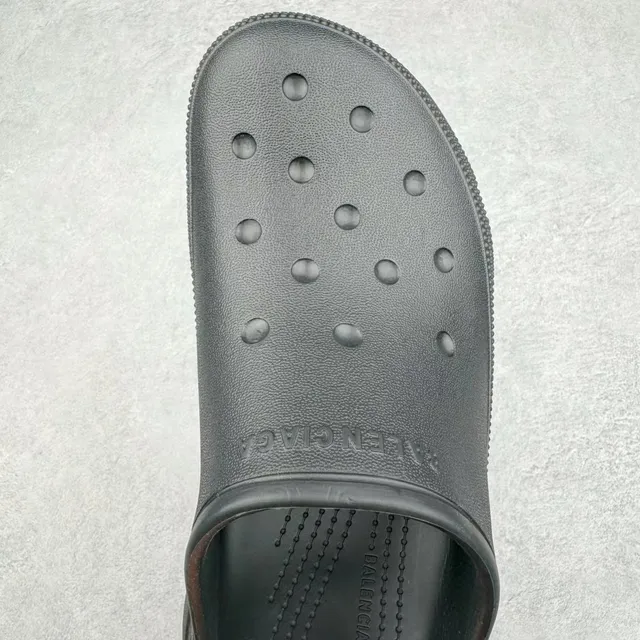 Crocs Classic Clog Black Platform Molded Foam Clog