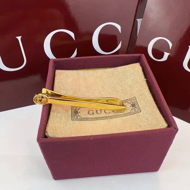 Gucci Interlocking G Gold Burgundy Polished Metal Logo Head Necktie