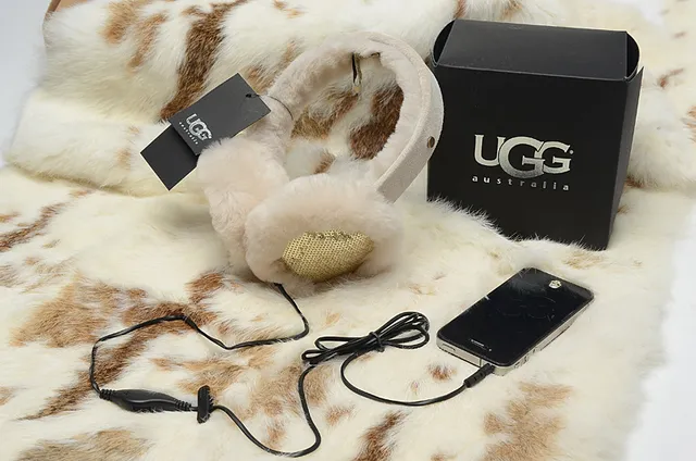 UGG Classic Black Beige Fur-Lined Shearling Interior Beanie