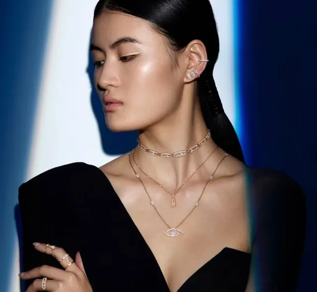 Van Cleef & Arpels Alhambra Gold Silver Oval Open-Frame Pendant Single Stone Accent Necklace