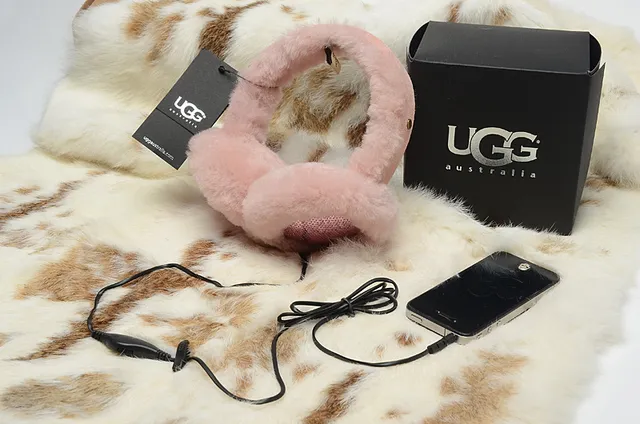 UGG Classic Black Beige Fur-Lined Shearling Interior Beanie