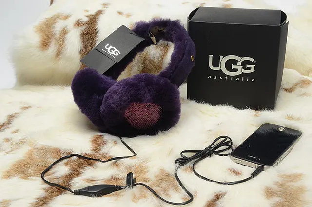 UGG Classic Black Beige Fur-Lined Shearling Interior Beanie