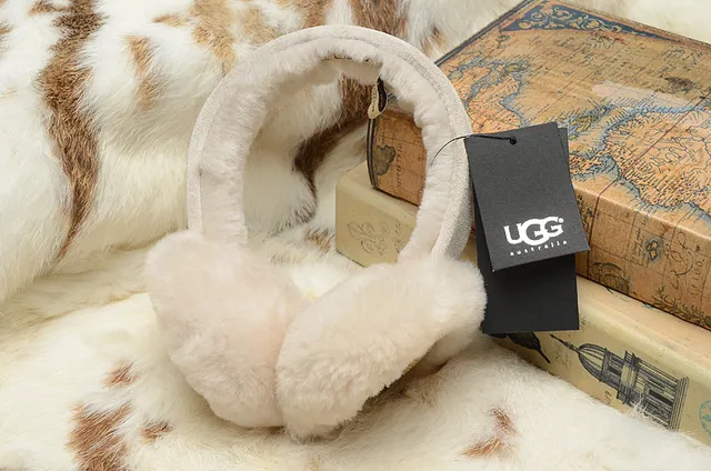 UGG Classic Black Beige Fur-Lined Shearling Interior Beanie