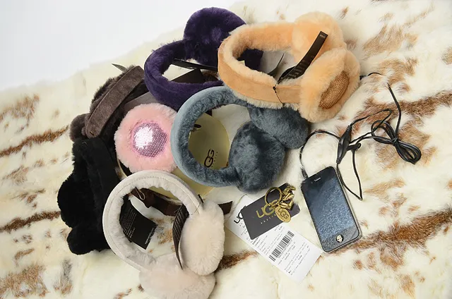 UGG Classic Black Beige Fur-Lined Shearling Interior Beanie