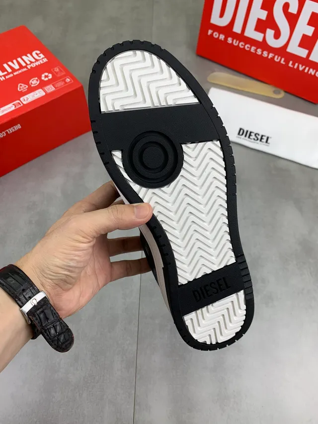 Diesel Black Pebbled Leather Low-Top Lifestyle Sneaker