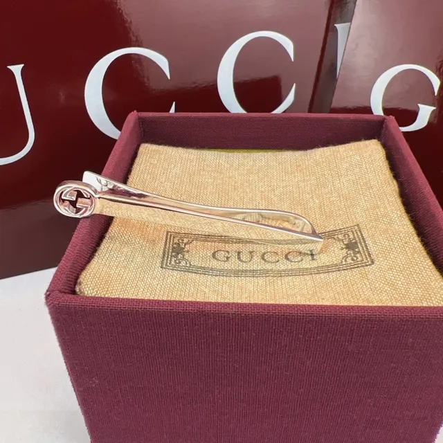 Gucci Interlocking G Gold Burgundy Polished Metal Logo Head Necktie