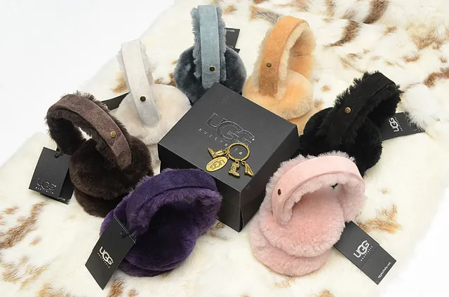 UGG Classic Black Beige Fur-Lined Shearling Interior Beanie