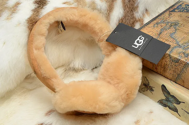 UGG Classic Black Beige Fur-Lined Shearling Interior Beanie