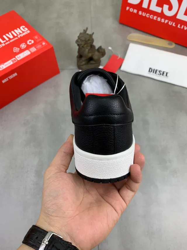 Diesel Black Pebbled Leather Low-Top Lifestyle Sneaker
