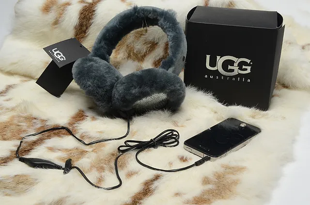 UGG Classic Black Beige Fur-Lined Shearling Interior Beanie