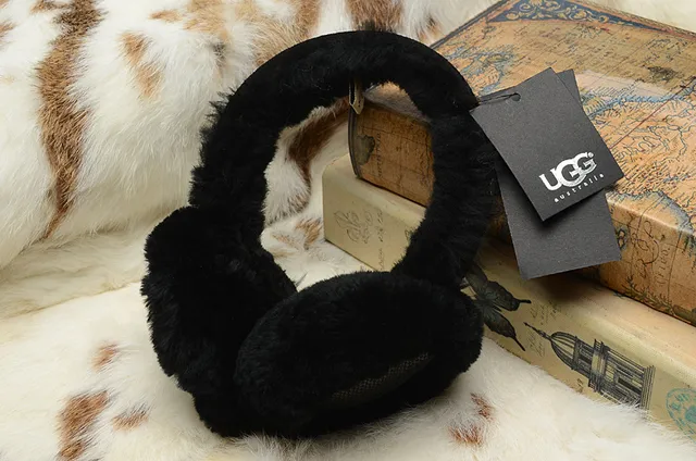 UGG Classic Black Beige Fur-Lined Shearling Interior Beanie